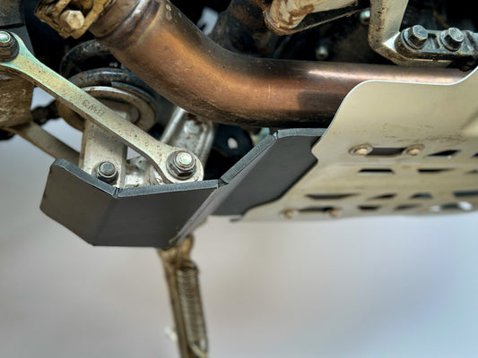 Tenere Linkage Guard on OEM plate