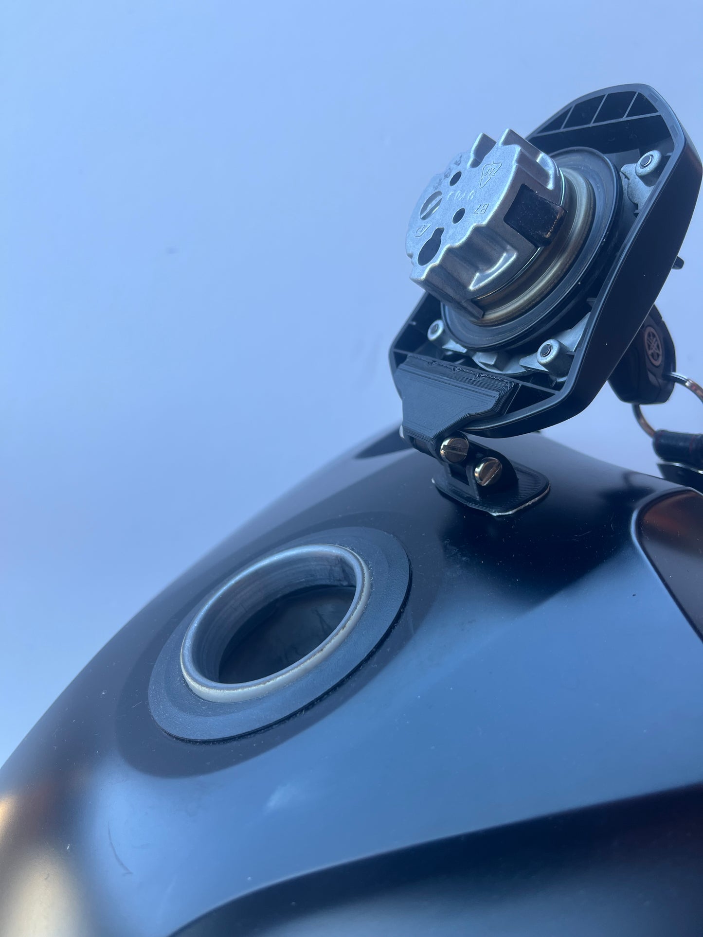 clever way to hold the gas cap on the tenere 700
